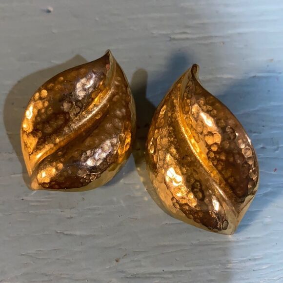 1990s Textured Gold Tone Leaf Women’s Earrings for Pierced Ears - Picture 4 of 8